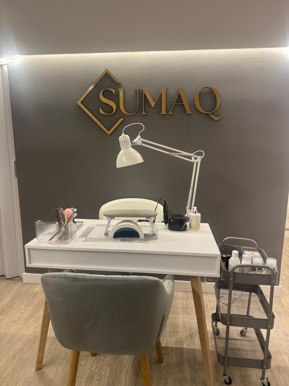 Cabina de manicura del salón SUMAQ en Santander