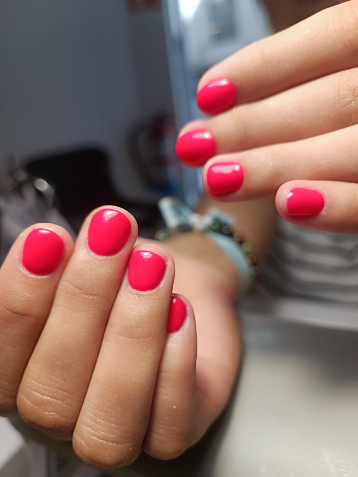 Esmaltado semipermanente rosa en Santander