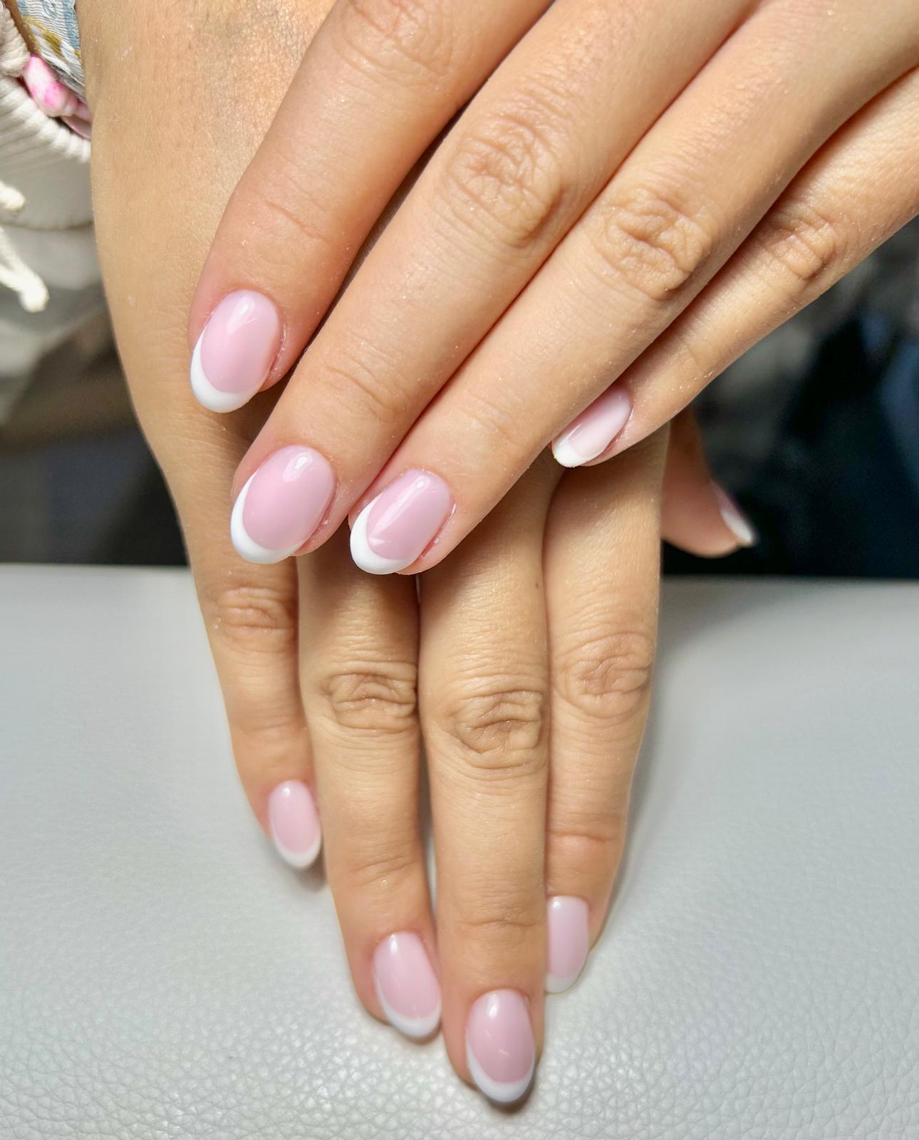 Manicura francesa esmaltado semipermanente en Santander