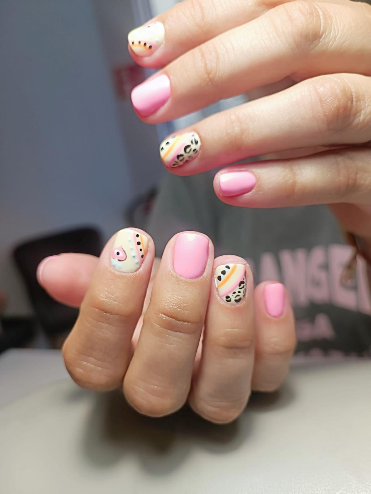 Diseño de nail art personalizado en SUMAQ Santander
